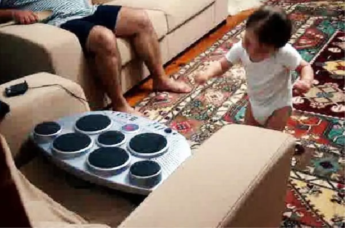 4 Yaşındaki Baterist Herkesi Büyüledi