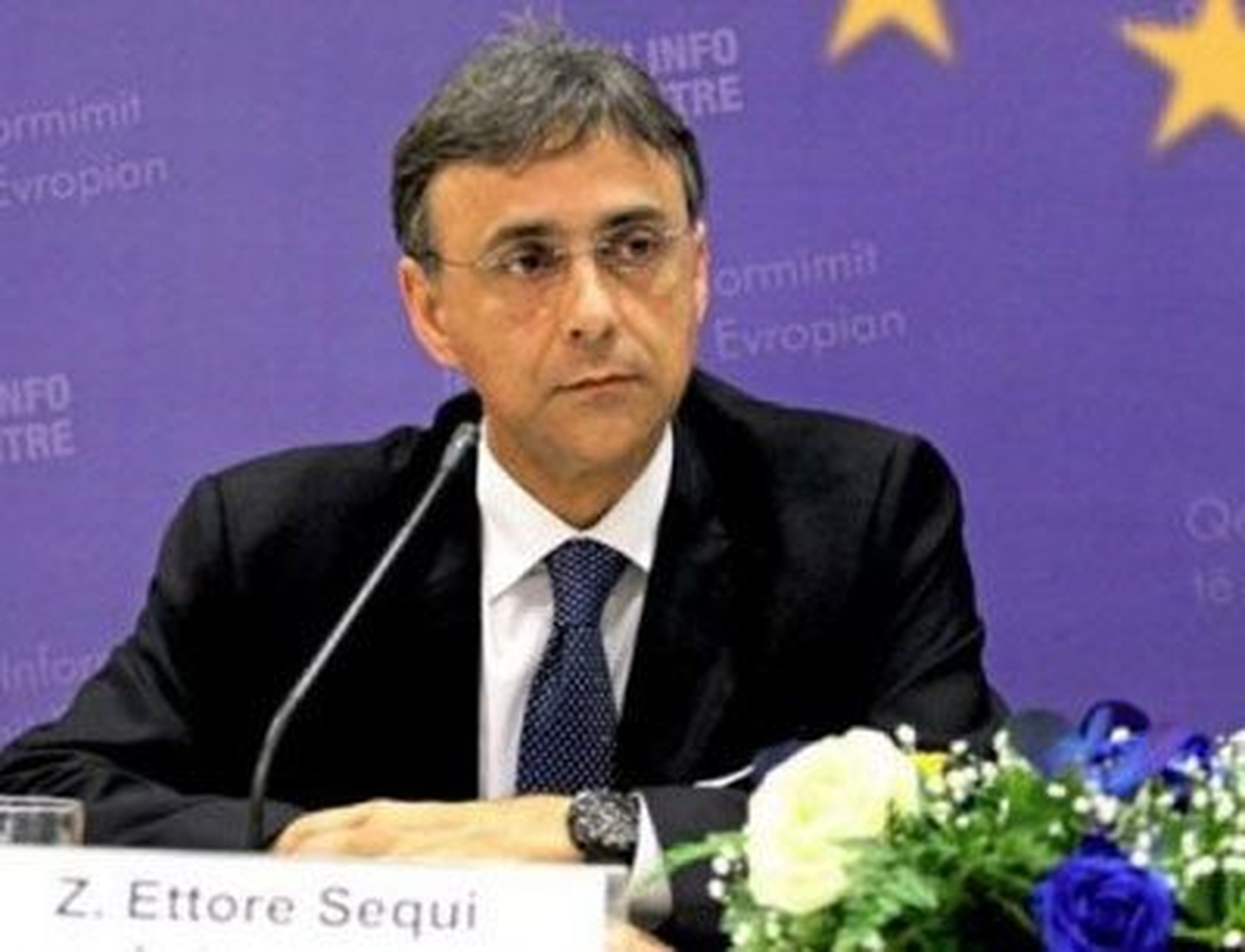 AB\'den Arnavutluk\'a "Milliyetçi Söylem" Uyarısı