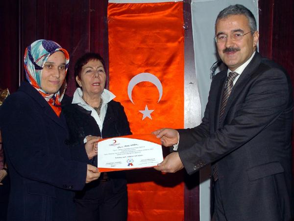 Afet Zararlarını Azaltma Eğitimi Alan Kadın Din Görevlilerine Sertifika