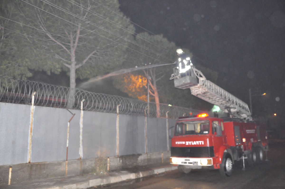 Akhisar Kapalı Cezaevi\'nde Yangın: 12 Yaralı