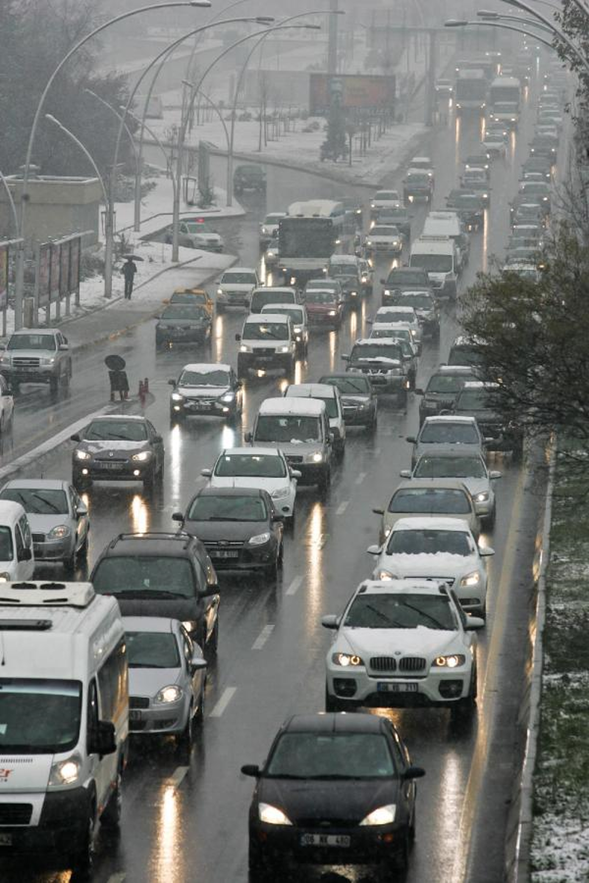 Başkent\'te Kar Trafiği Aksattı