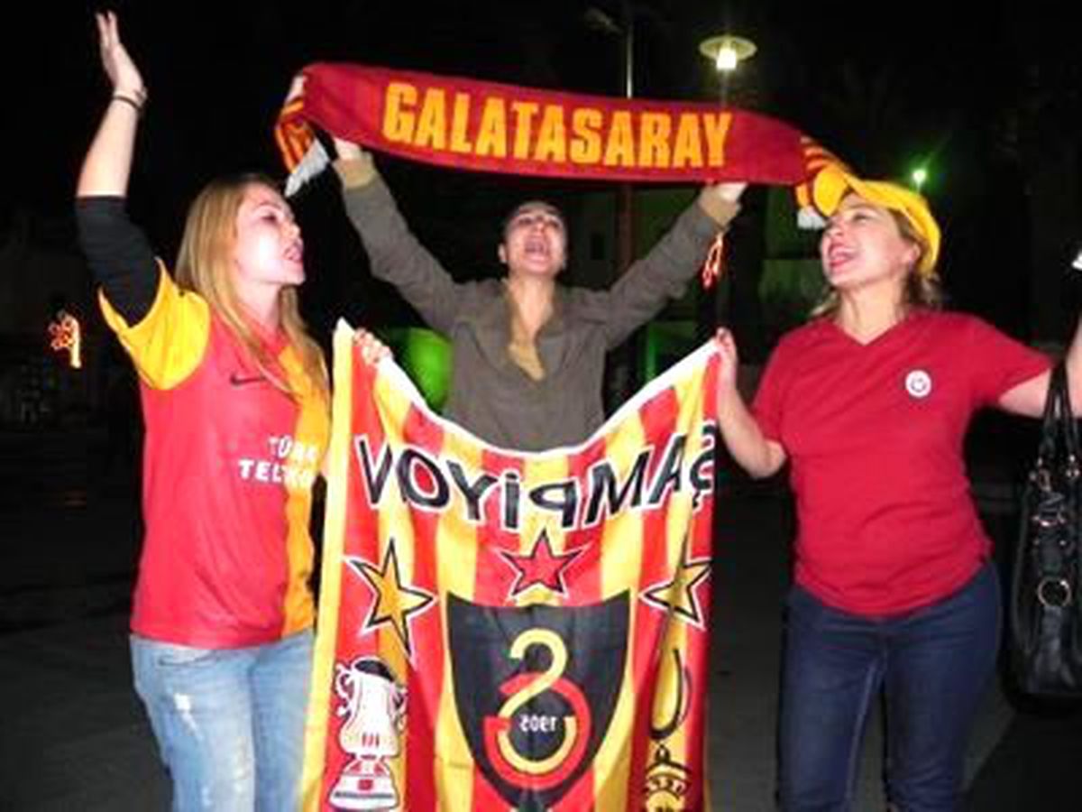 Bodrum\'da Sarı Kırmızı Coşku