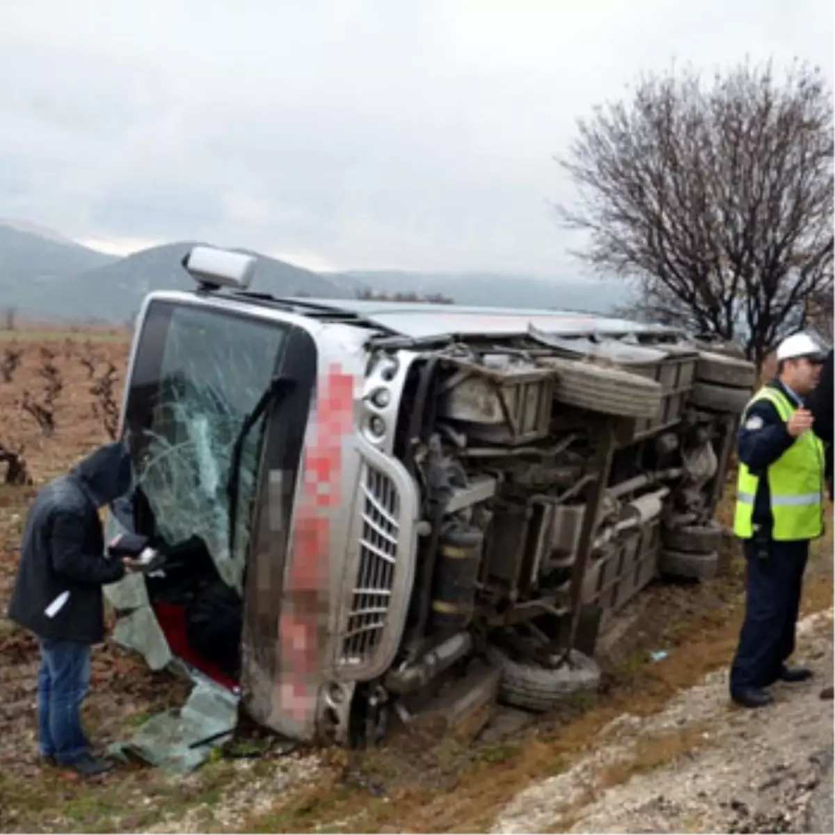 Burdur\'da Mazot Yüklü Tankerle Minibüs Çarpıştı