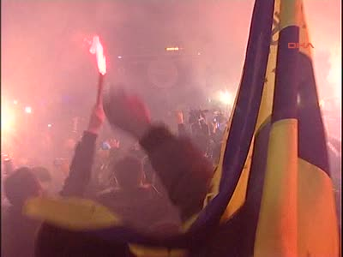 Fenerbahçe\'yi Samandıra\'da Yüzlerce Taraftar Uğurladı