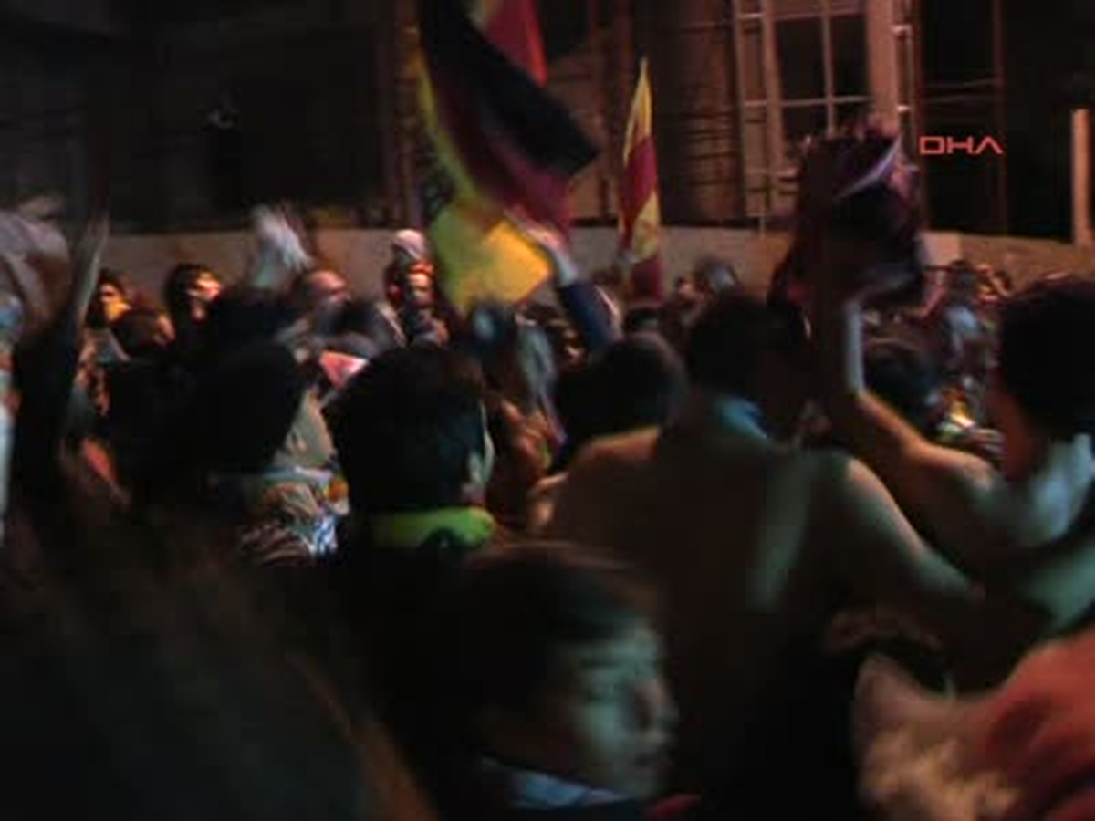 Galatasaraylı Taraftarlar, Galibiyet Coşkusunu Florya\'da Yaşadı Galatasaraylı Taraftarlar,...