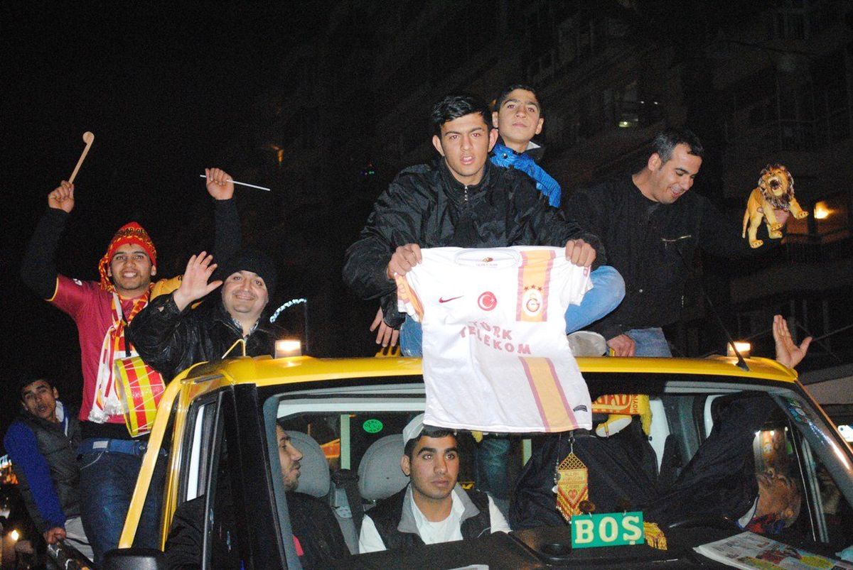 Galatasaraylılar Galibiyeti Kordon\'da Kutladı