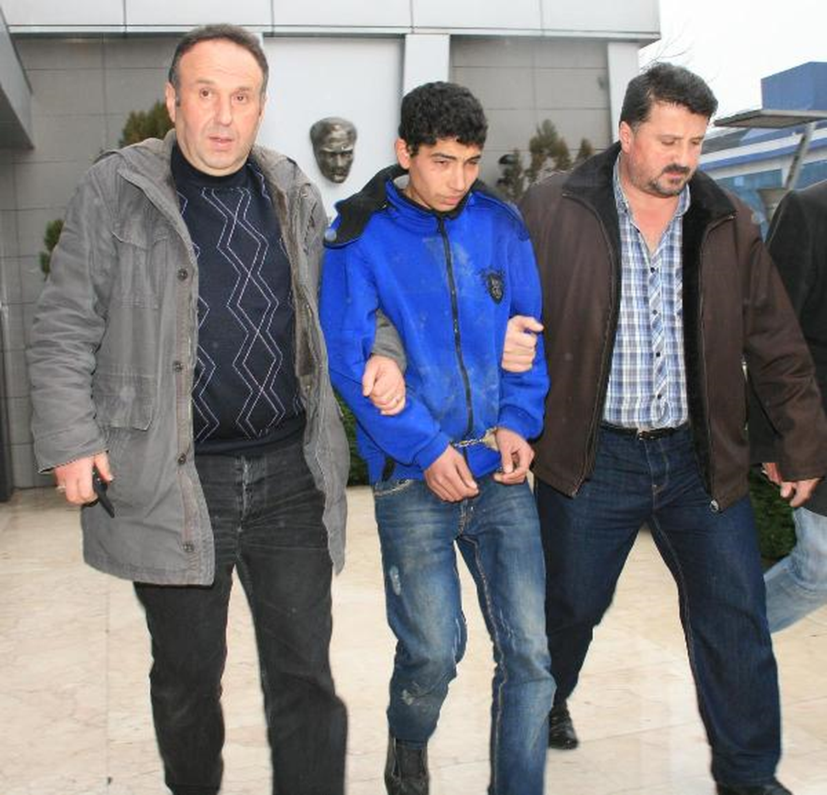 Gümüş Künyesini Vermeyen 17 Yaşındaki Genci Bıçaklayarak Öldürdü