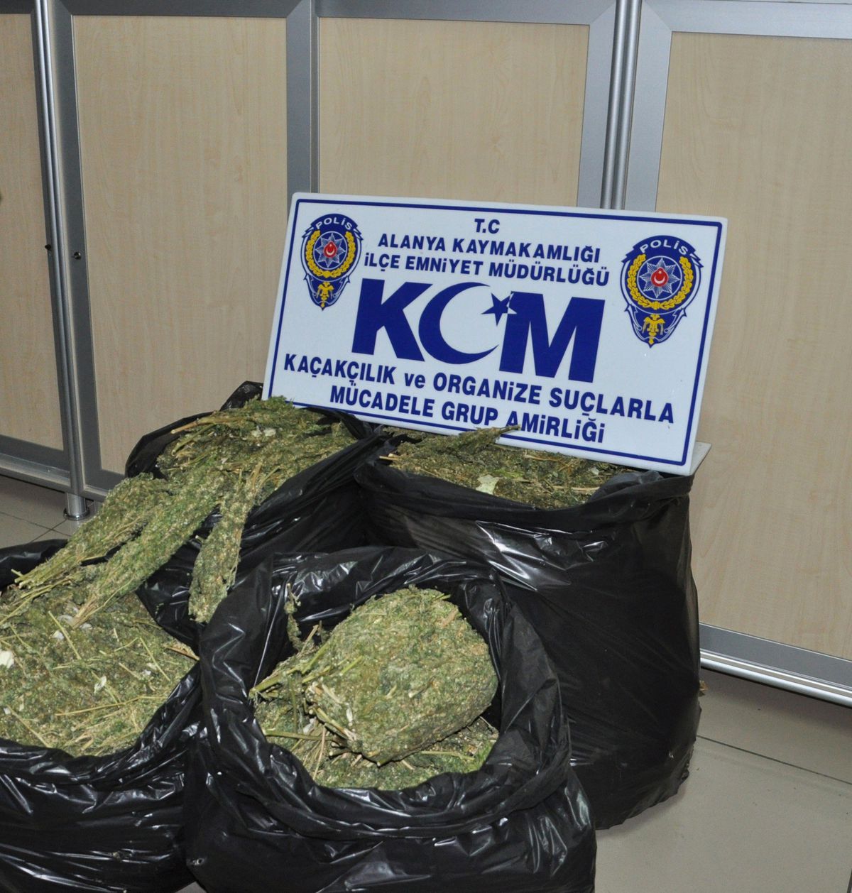 İki Otomobilde 43 Kilo Esrar Ele Geçirildi