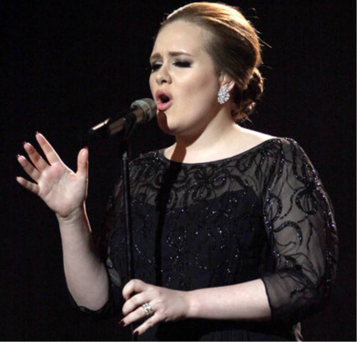 İngiliz Şarkıcı Adele Yılın Sanatçısı Seçildi