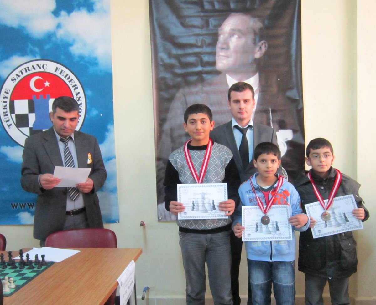 İş Adamı Yaşar Aktürk\'ten Satranca Destek
