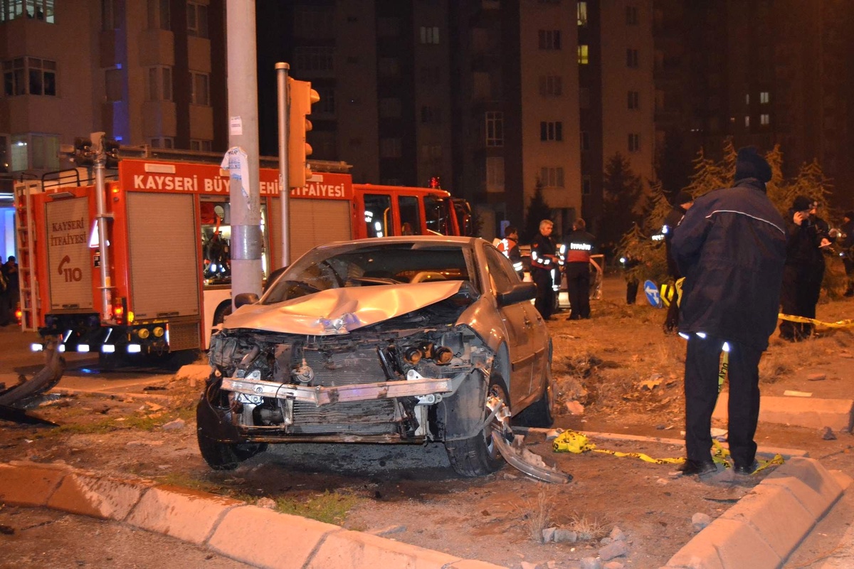 Kayseri\'de 2 Otomobil Çarpıştı: 1 Ölü, 2 Yaralı