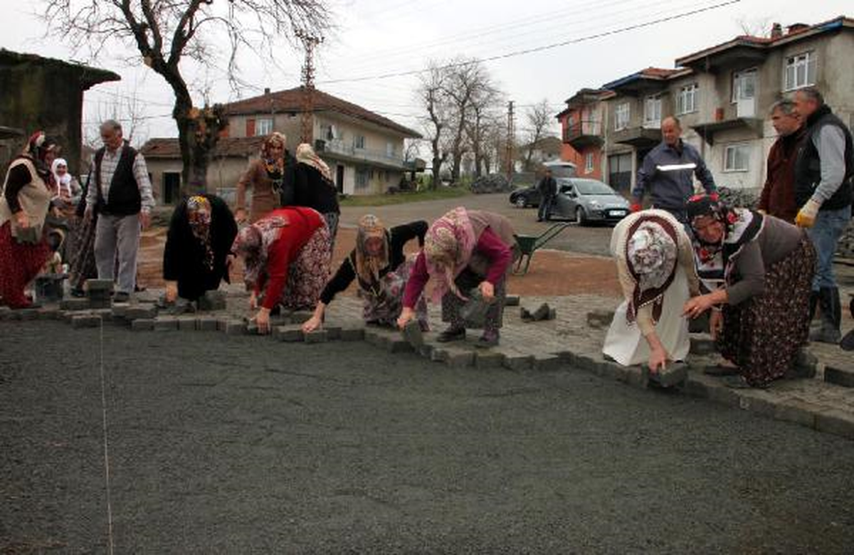 Mahallenin Parke Taşlarını Kadınlar Döşüyor