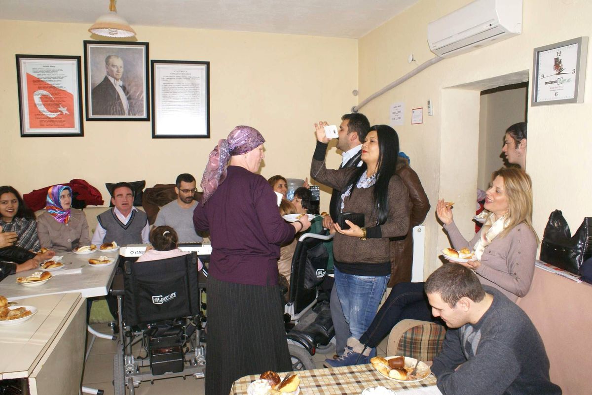 MHP\'li Kadınlar Engellilerle El Ele