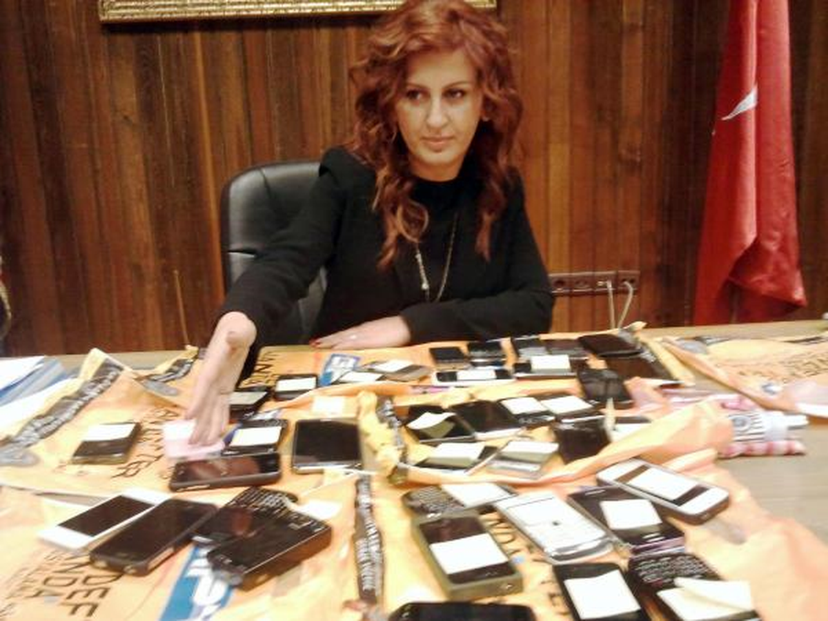 Öğrencilerin Cep Telefonlarına El Konuldu