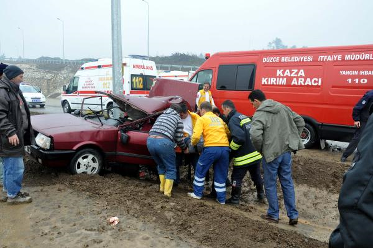 Otomobil Aydınlatma Direğine Çarptı: 2 Yaralı