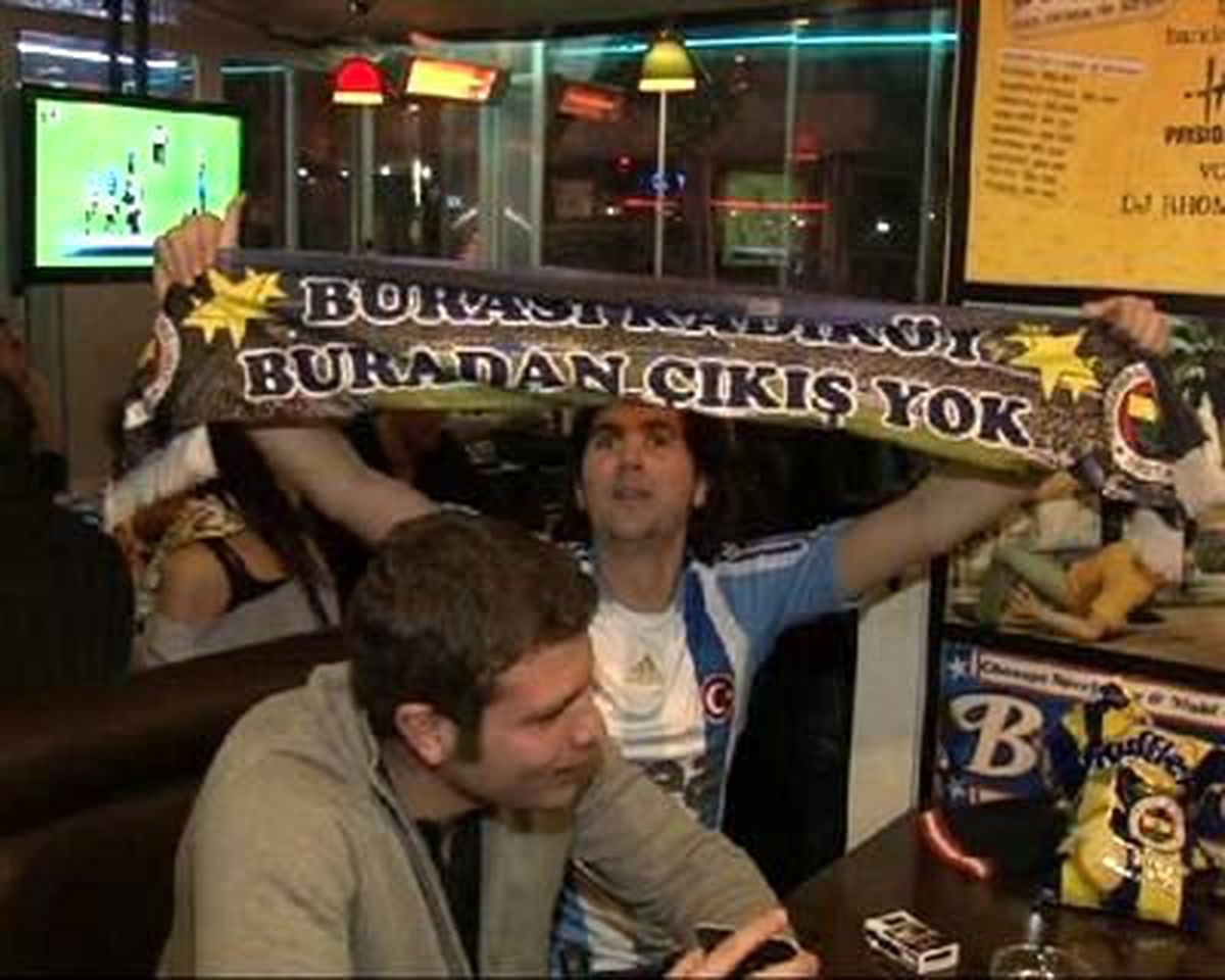 Fenerbahçeli Taraftarlar Kafeleri Doldurdu