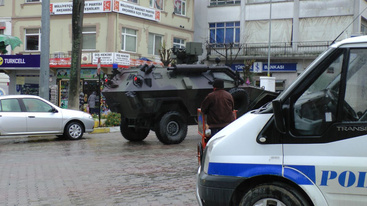 Panzerler Akçakoca\'dan Geçti