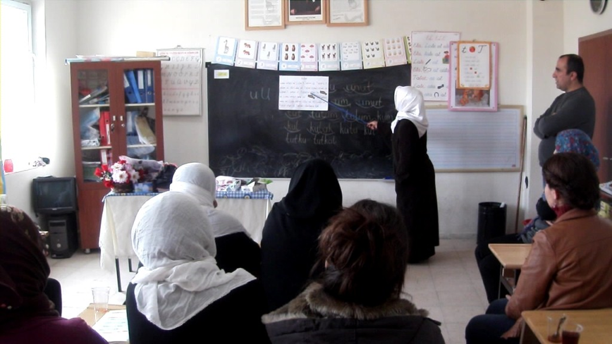 Rehber Kadınlar Yolağzı Köyündeki Okuma Yazma Kursunu Ziyaret Etti