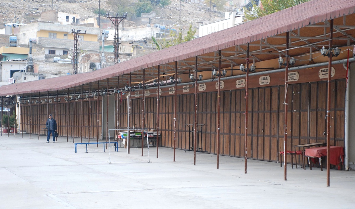 Şanlıurfa\'da Semt Pazarı Esnafı Kepenk Kapattı