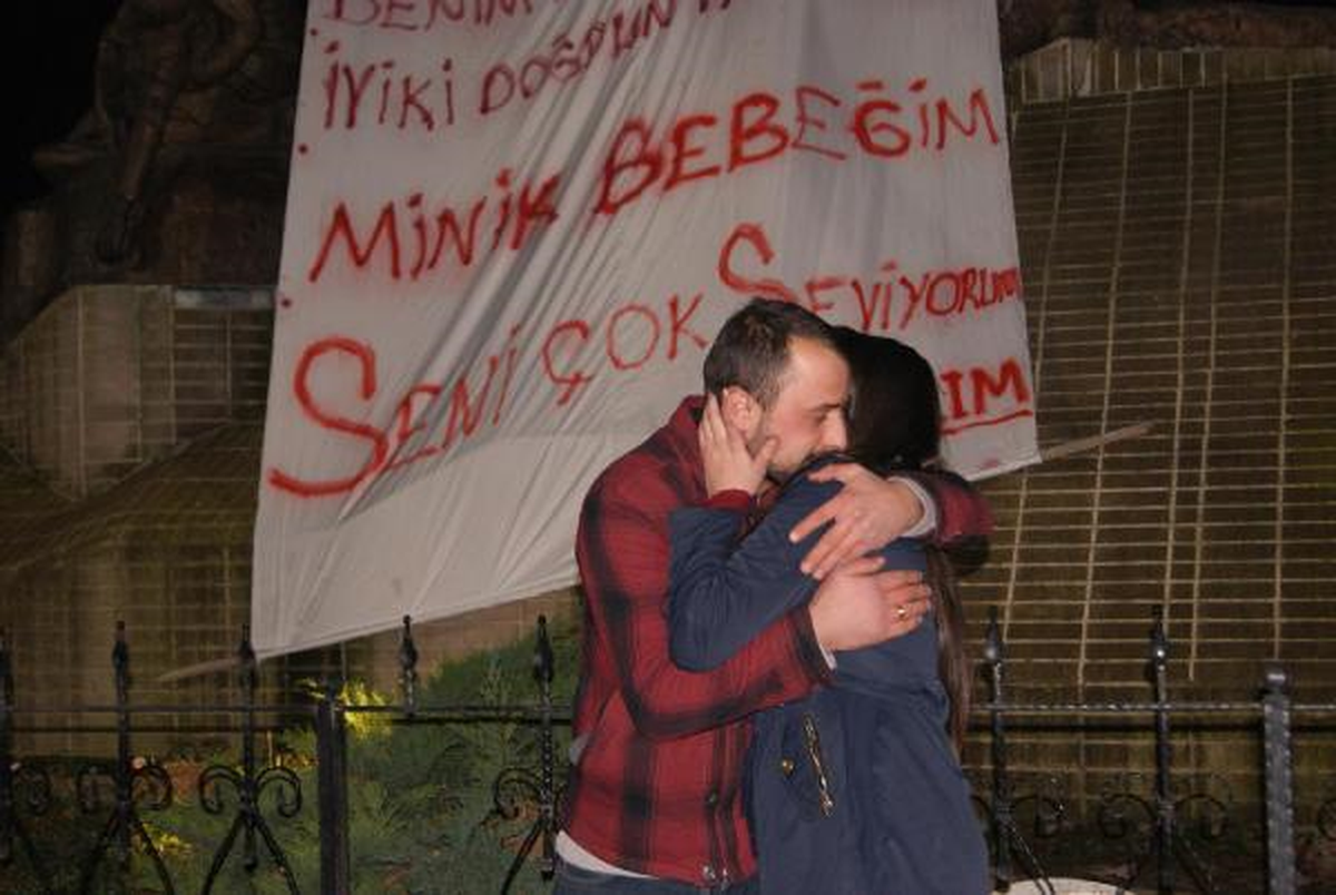 Sevgiliye Pankartlı Sürpriz Doğum Günü Kutlaması