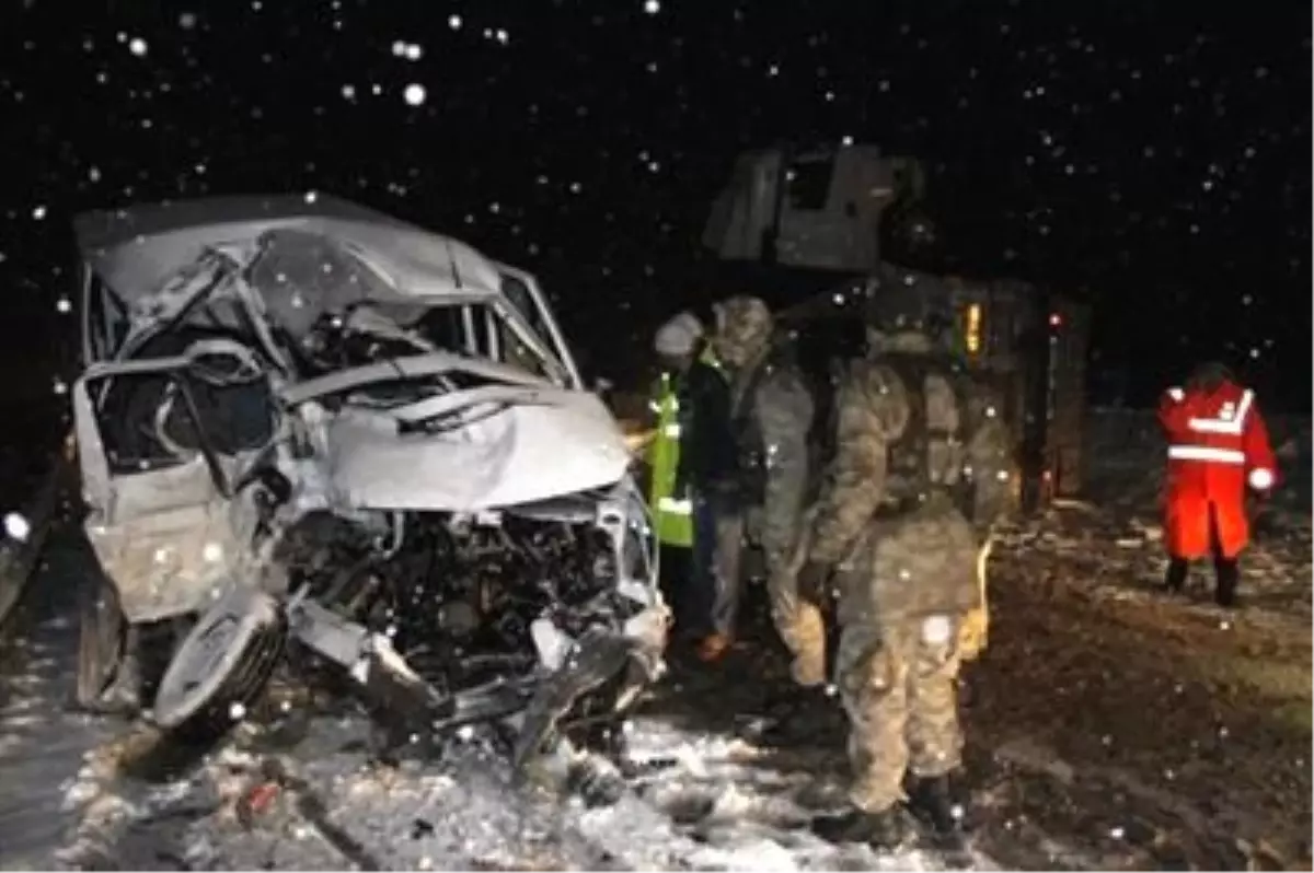 Siverek\'te Tır Yolcu Minibüsünü Biçti: 4 Ölü, 10 Yaralı