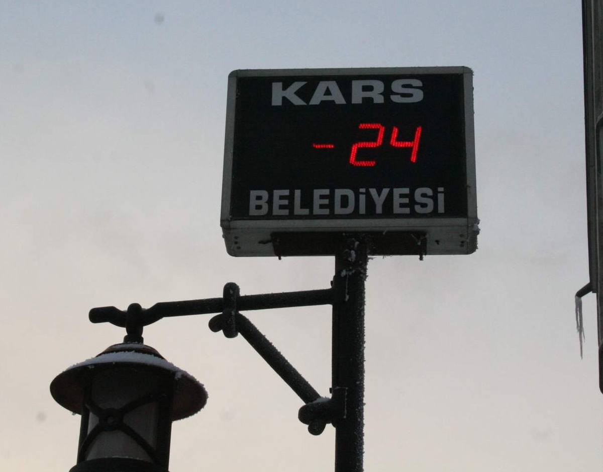 Soğuk Hava Kars\'ta Hayatı Felç Etti