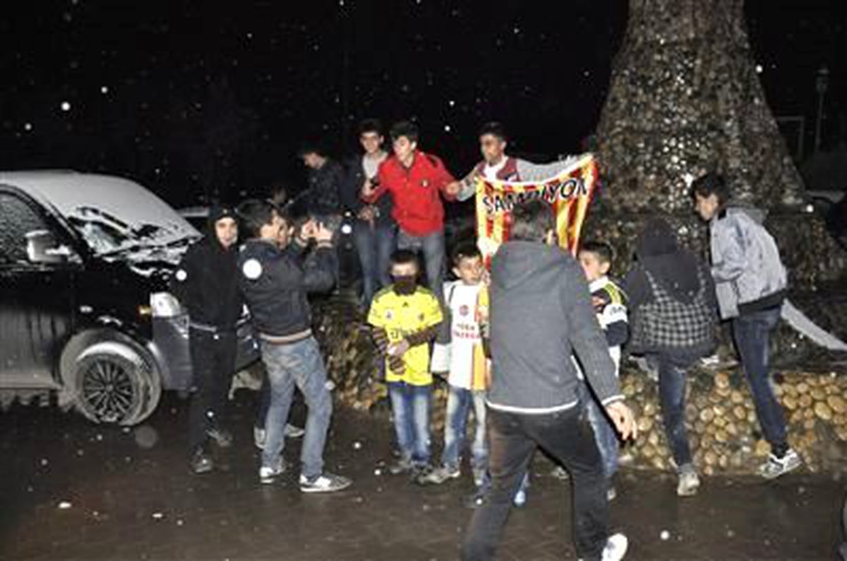 Taraftarlar Polise Kar Topu Attı