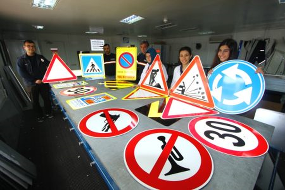 Trafik Levhaları Büyükşehir\'den