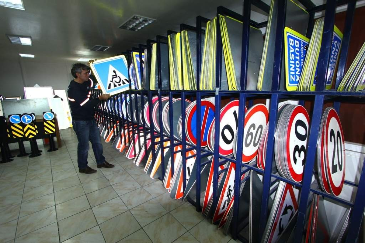 Trafik Levhaları Büyükşehir\'den