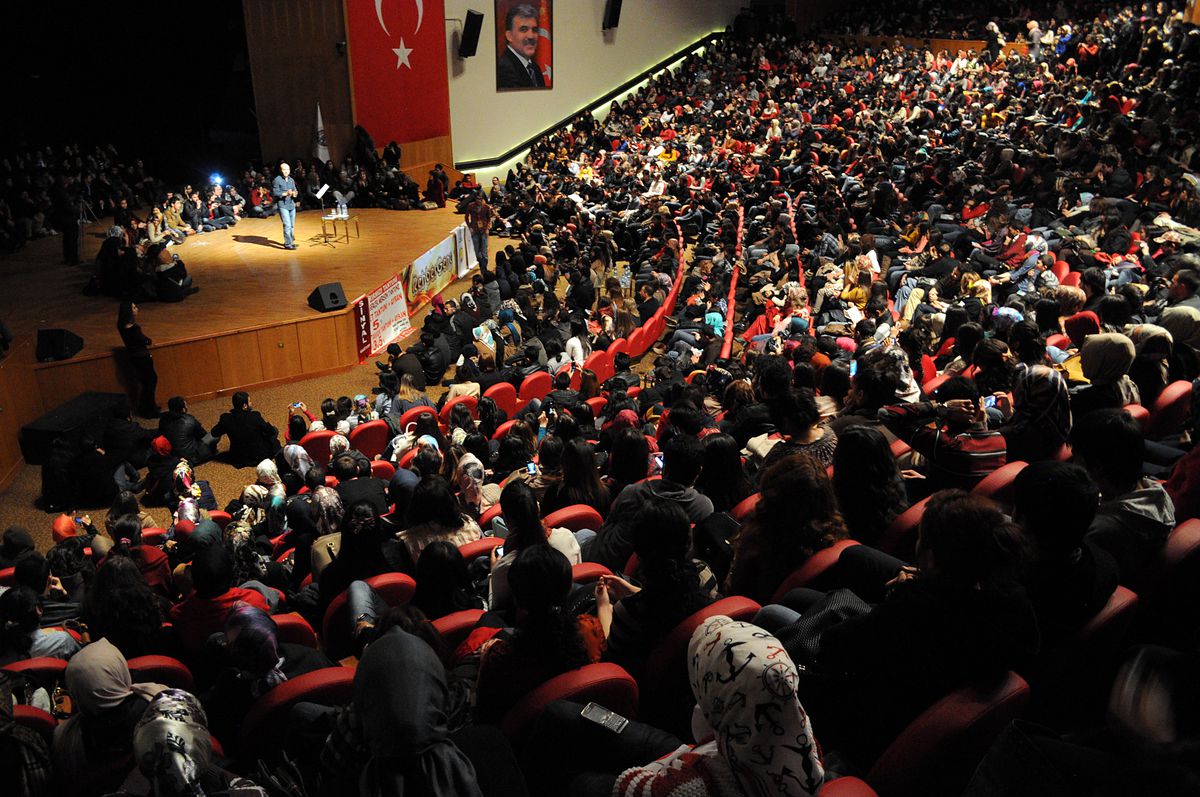 Üniversite Öğrencileri Tazeoğlu ile Şiire Doydu