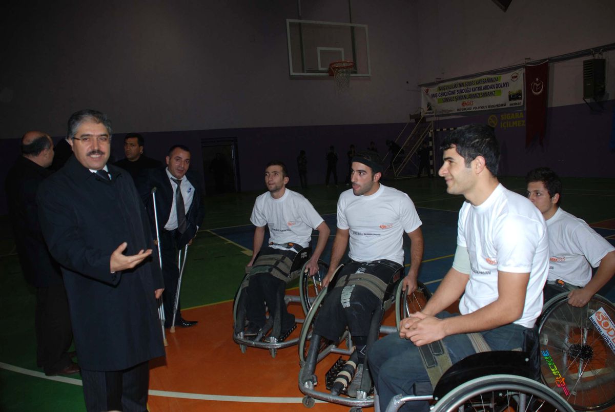 Vali Çınar, Engelli Sporculara Malzeme Dağıttı