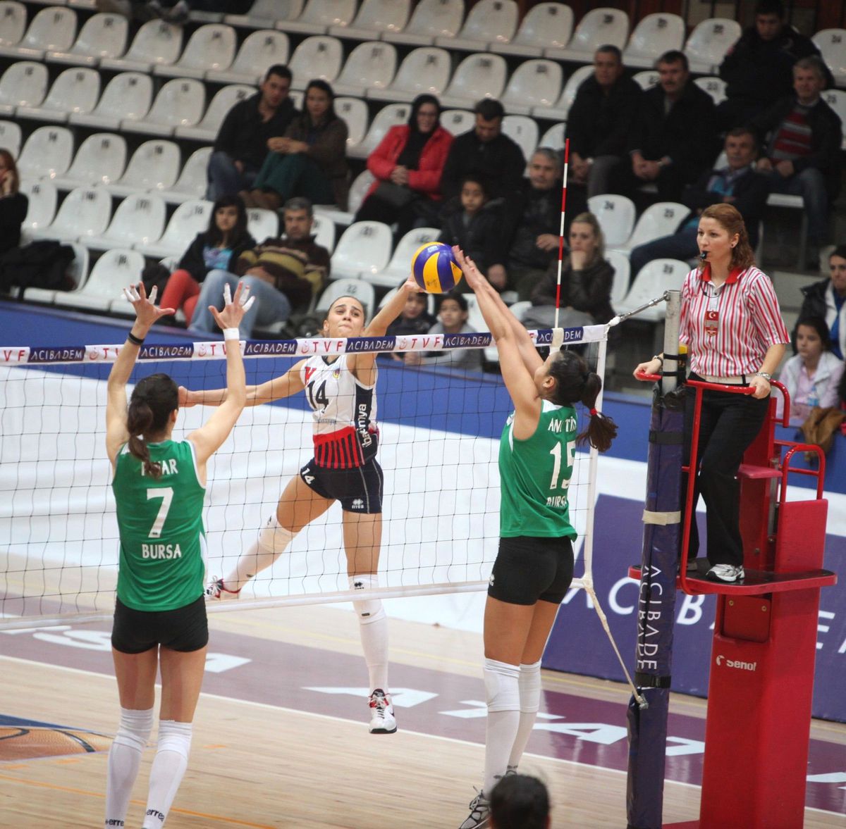 Voleybol: Acıbadem Bayanlar Ligi\'nde Görünüm