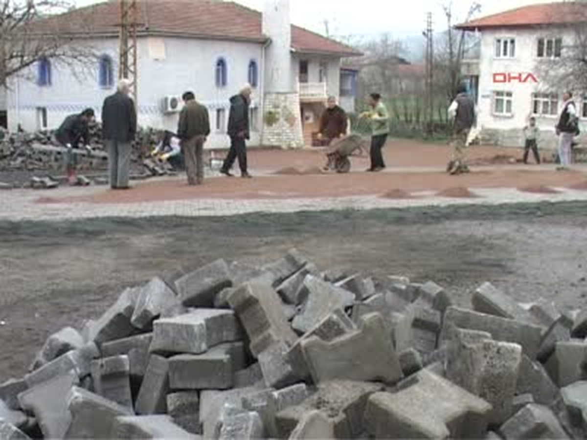 Zonguldak Ereğli Mahallenin Parke Taşlarını Kadınlar Döşüyor Mahallenin Parke Taşlarını Kadınlar...