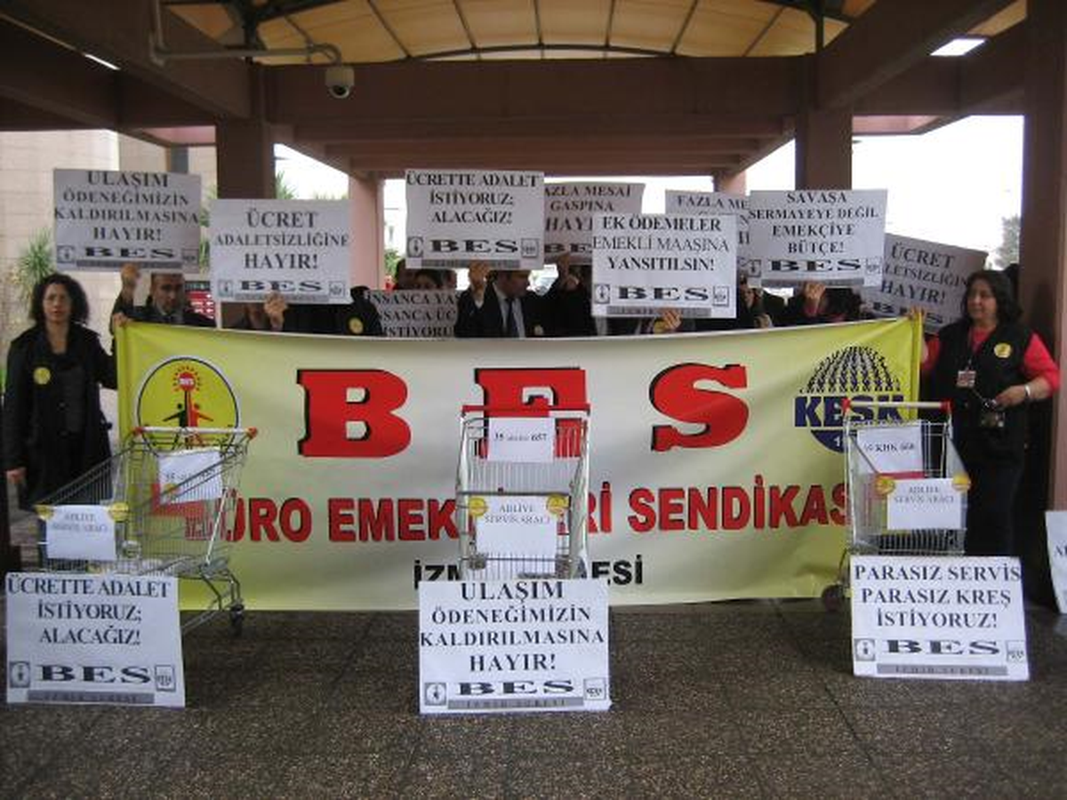Adliye Önünde Ulaşım Ödeneği Tepkisi