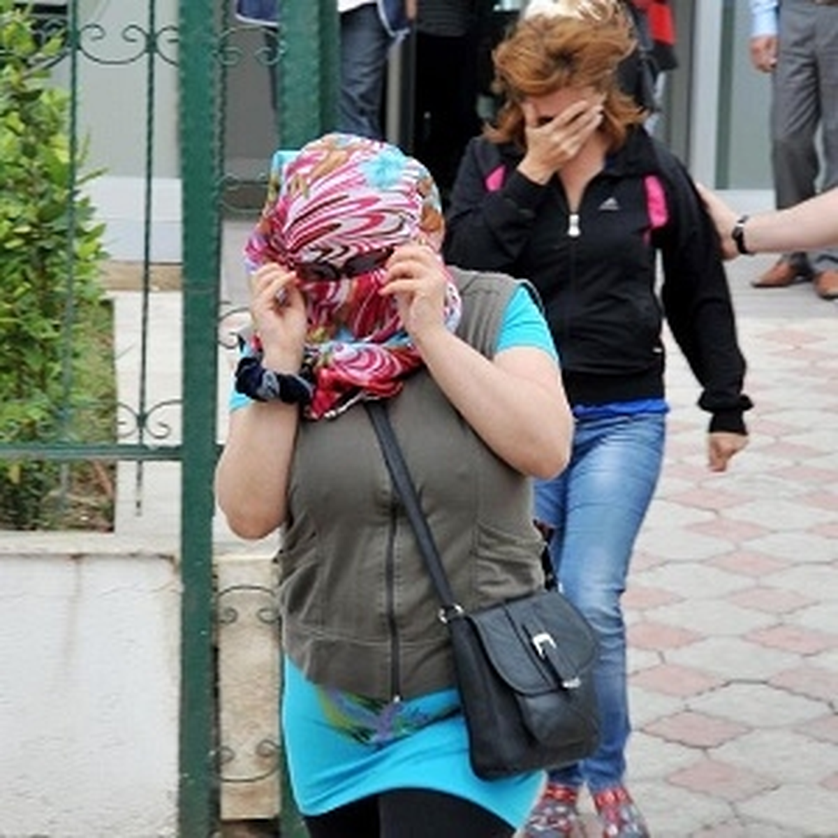 Ailece Fuhuş Çetesi Kurdular