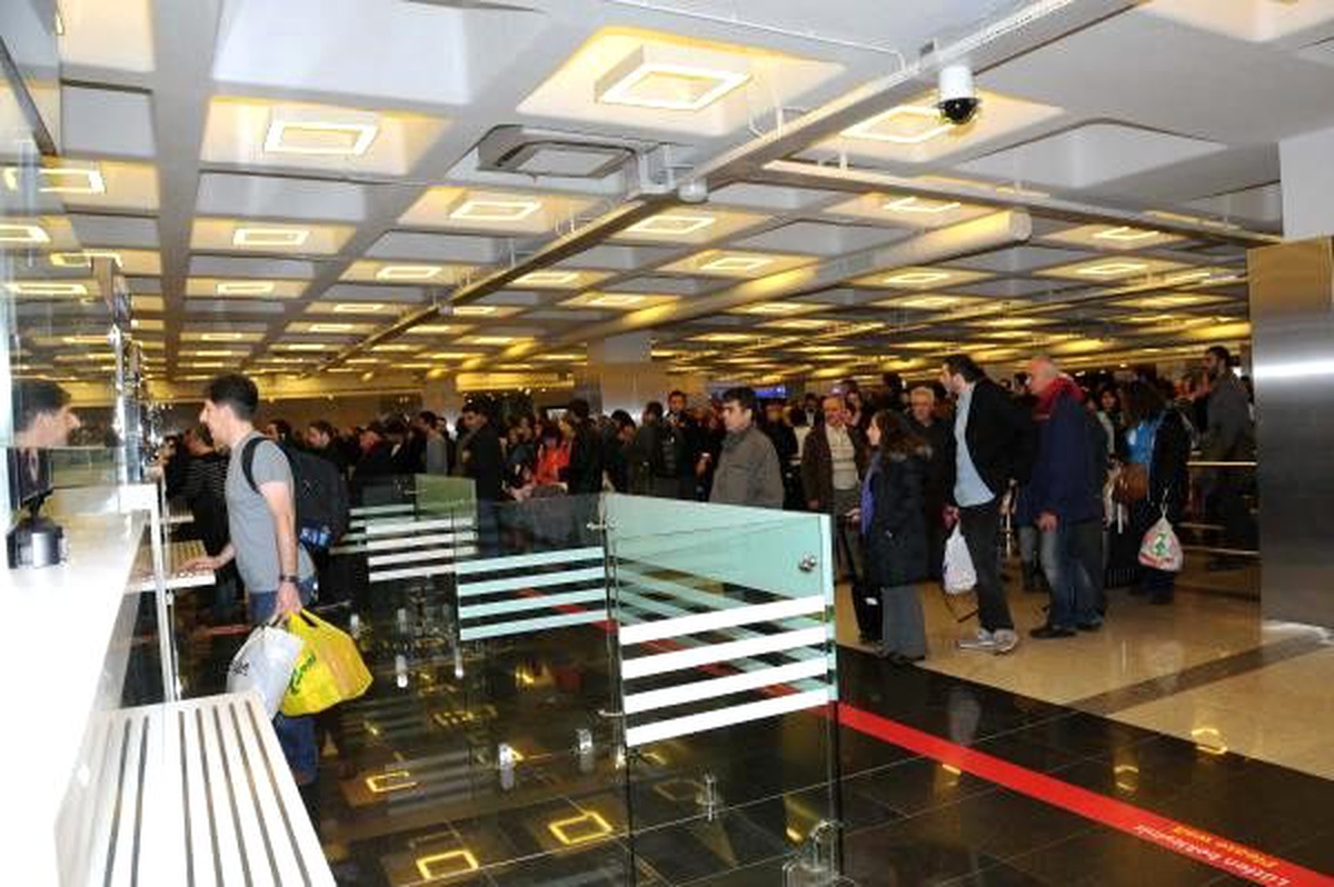 Atatürk Havalimanı\'nda Sistem Arızası Kuyruğu