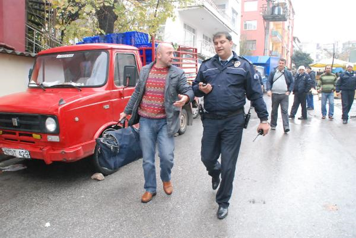 Bahçeye Atılan Çantalardan Hurda Demir ve Kablo Çıktı