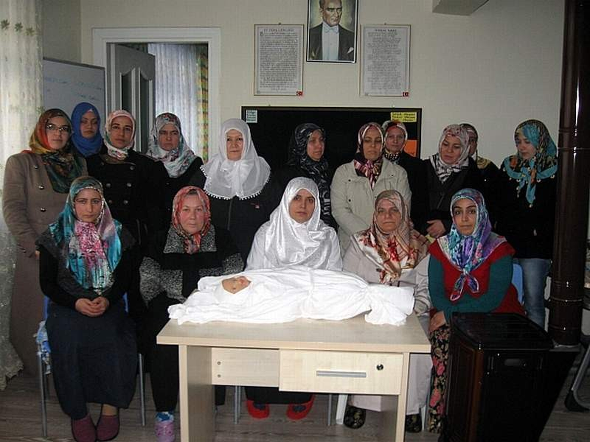 Bandırma\'da Kadınlara Cenaze Yıkama Kursu