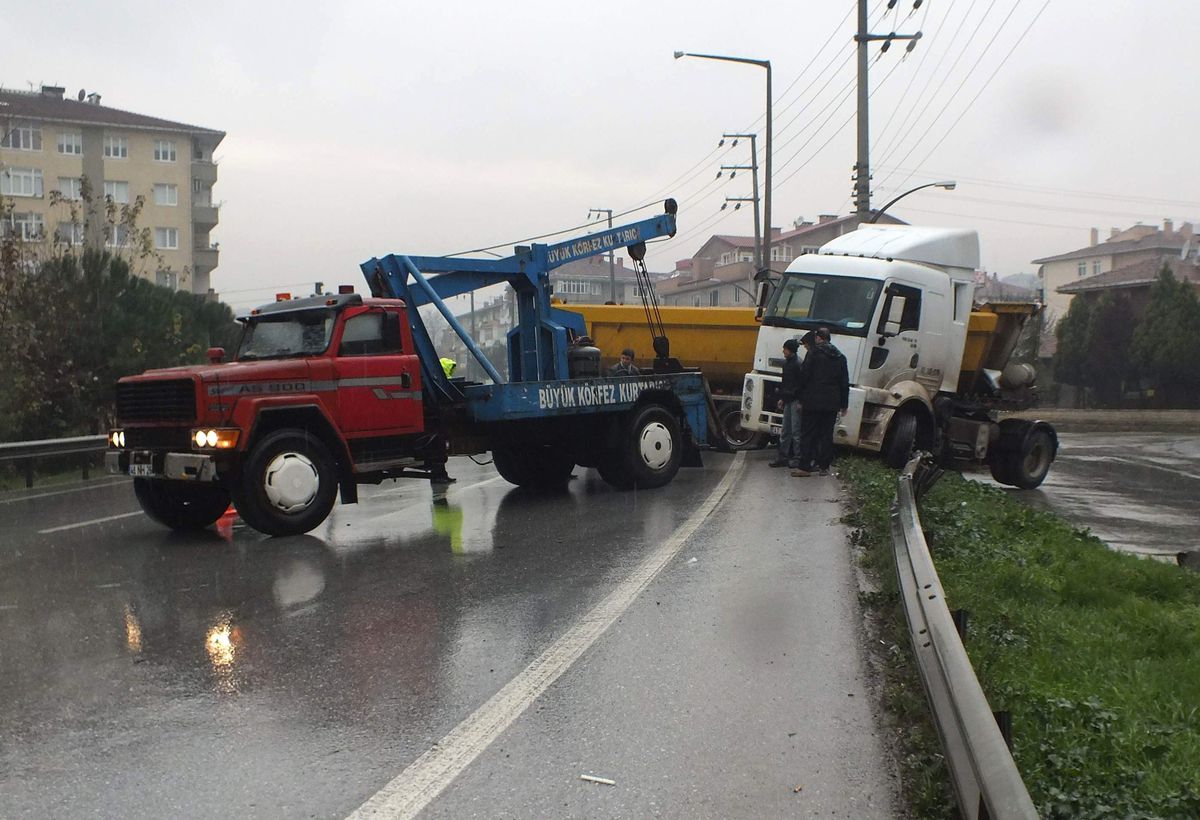 Bariyerlere Çarpan Tır Trafiği Aksattı