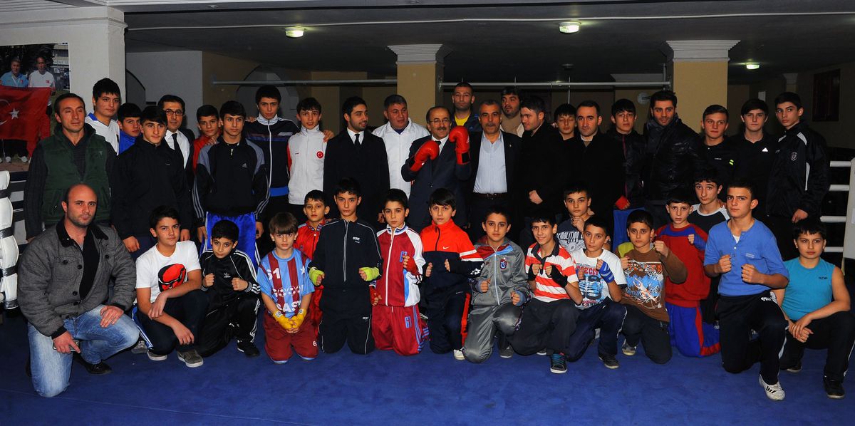 Başkan Gümrükçüoğlu Boksörlerle Buluştu