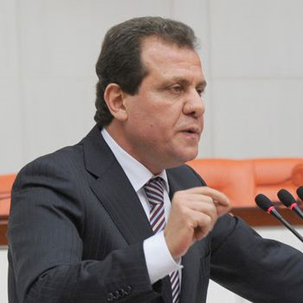 CHP\'li Seçer Sahte İçkiyi Meclis\'e Taşıdı