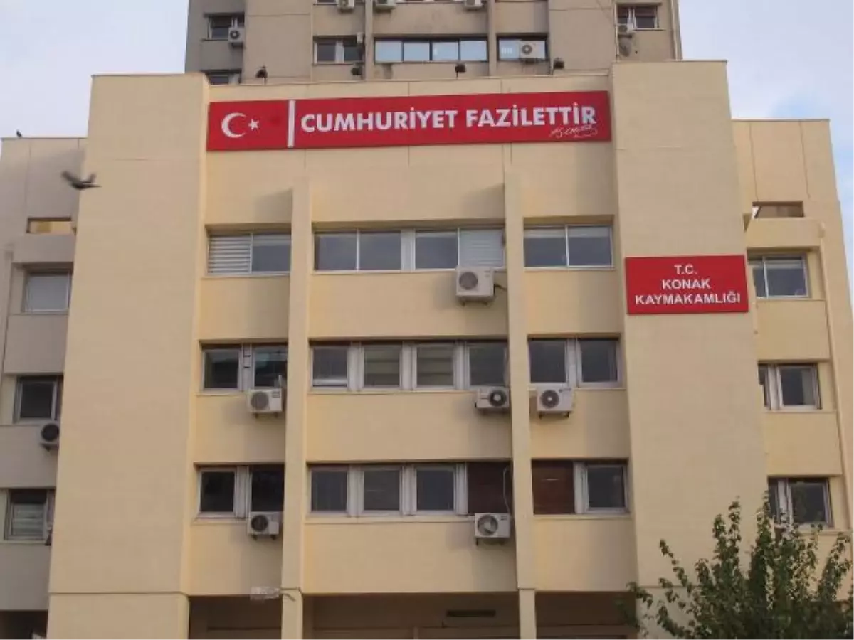 'Cumhuriyet Fazilettir' Tabelası Yenilenip Aynı Yere Asıldı