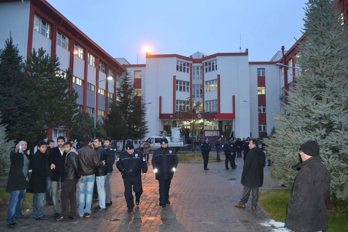 Erü Mühendislik Fakültesi\'nde Stant Kavgası