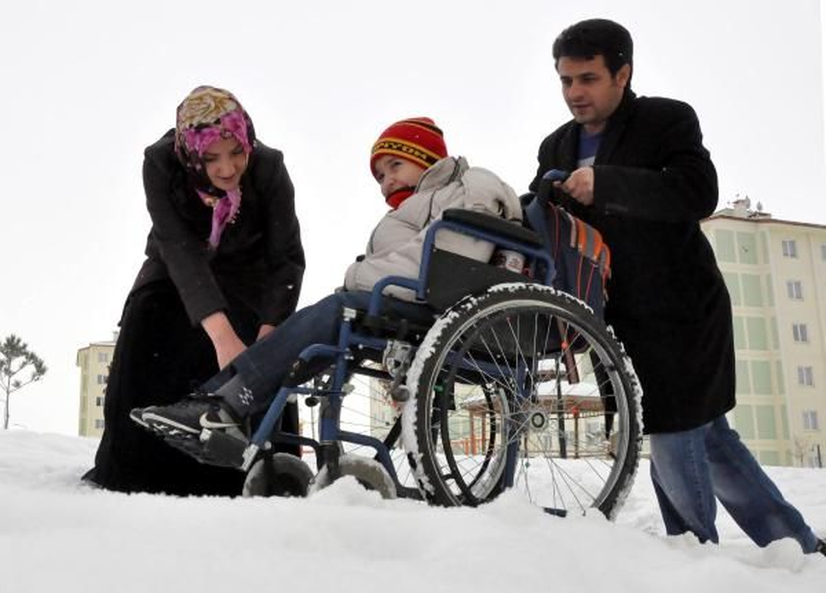 Erzurum Yusufcan\'ın Çile Dolu Okul Yolu