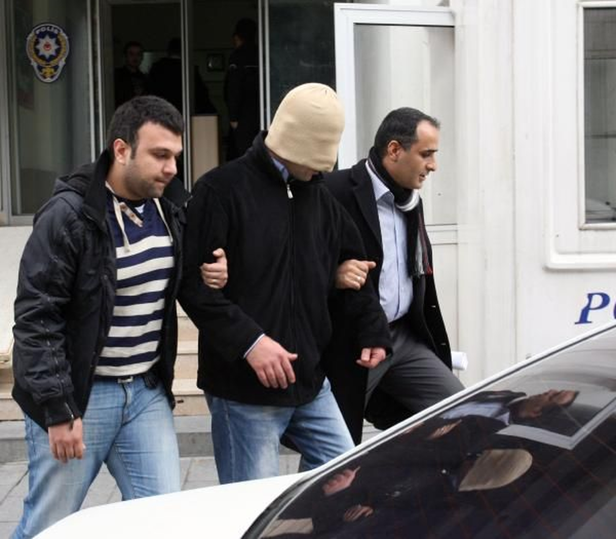 Fatih İlçe Emniyet Müdürlüğü Önünde Ateş Açınca Gözaltına Alındı