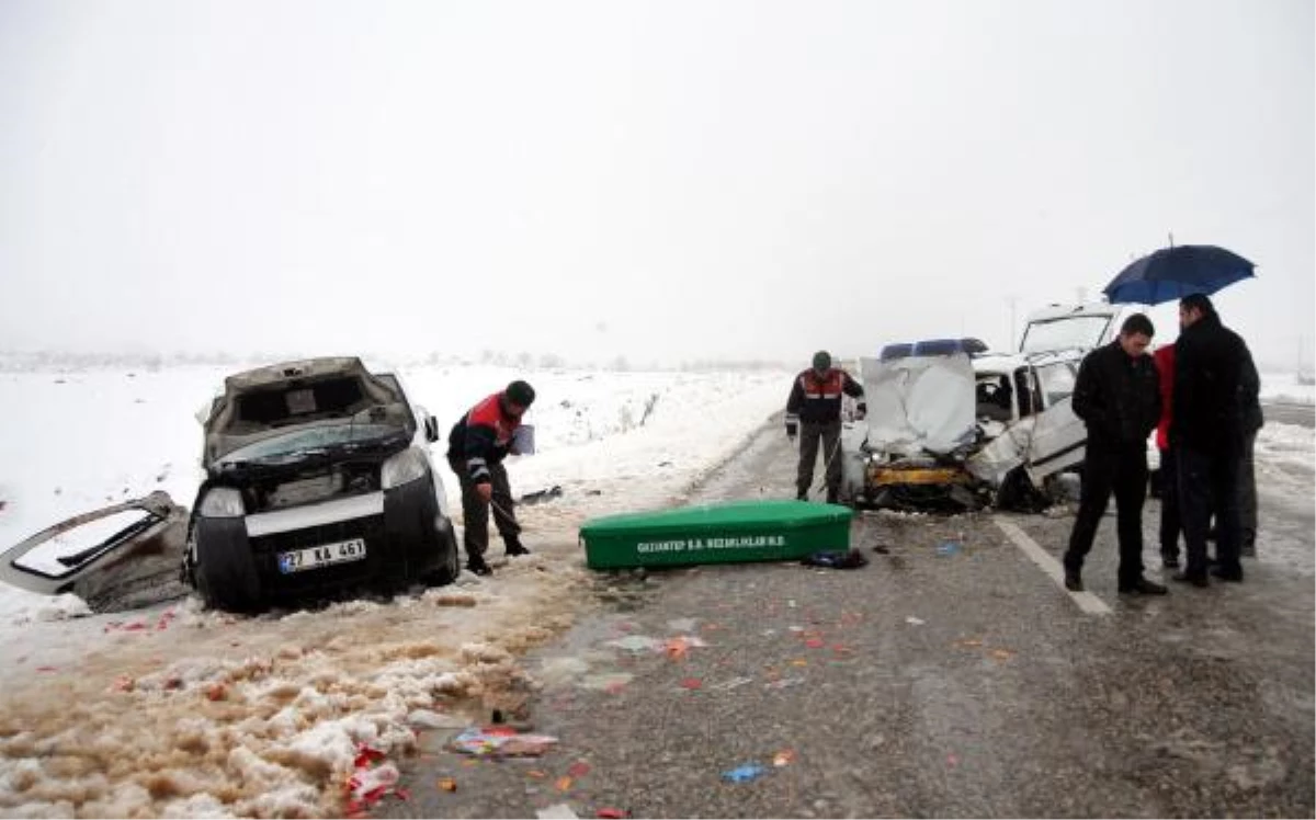 Gaziantep\'te Karlı Yolda Kaza: 1 Ölü, 4 Yaralı