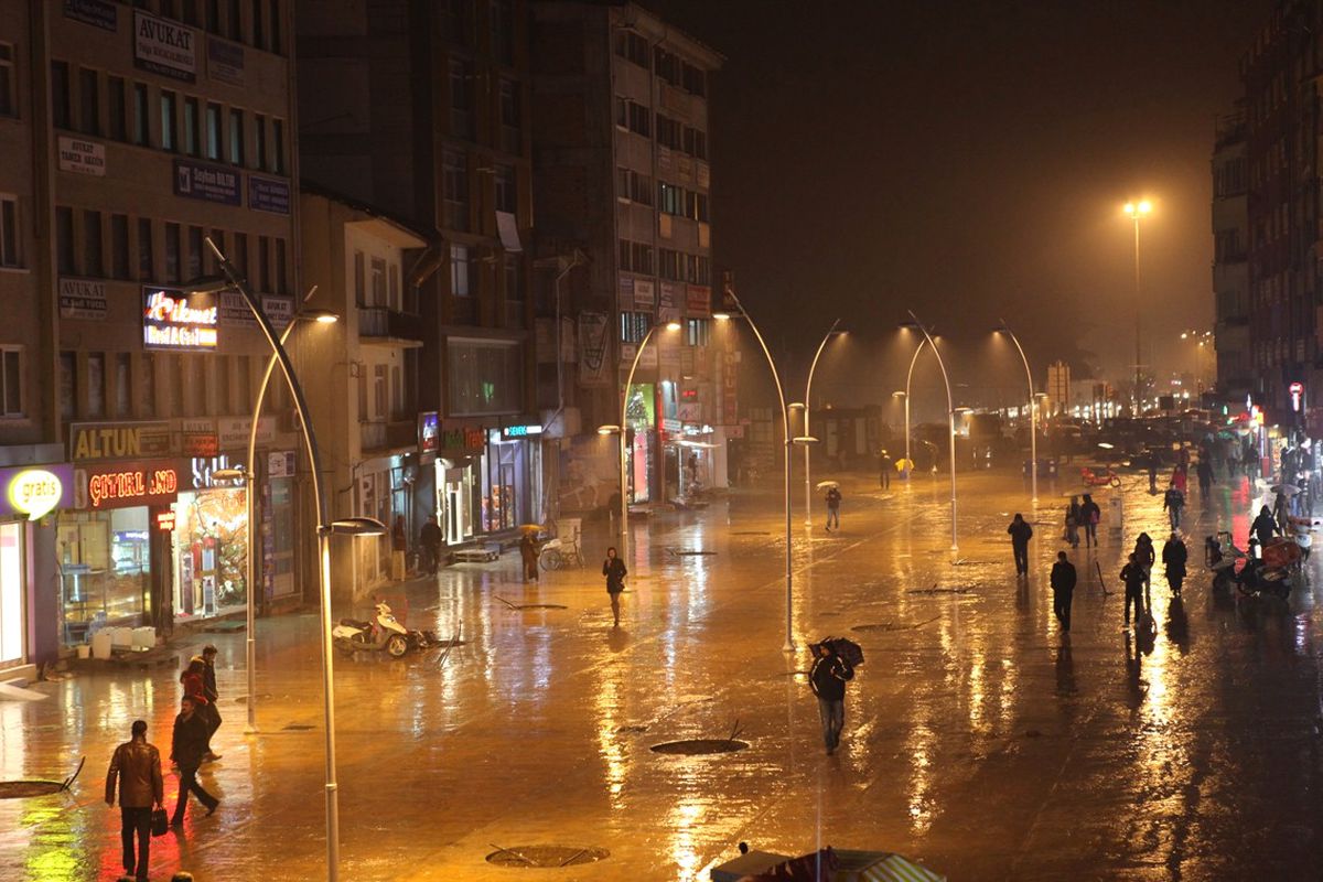 İzzet Baysal Caddesi\'nin Işıkları Yanmaya Başladı