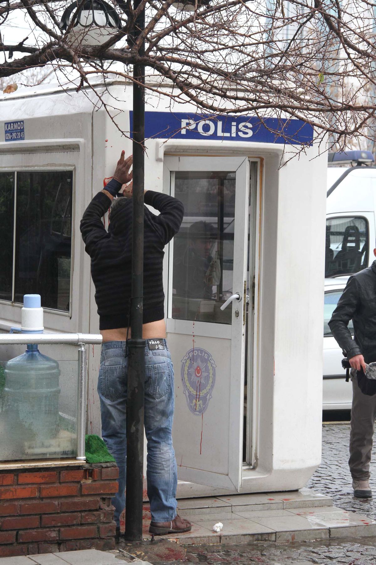 Kanlar İçinde Polis Noktasına Sığındı