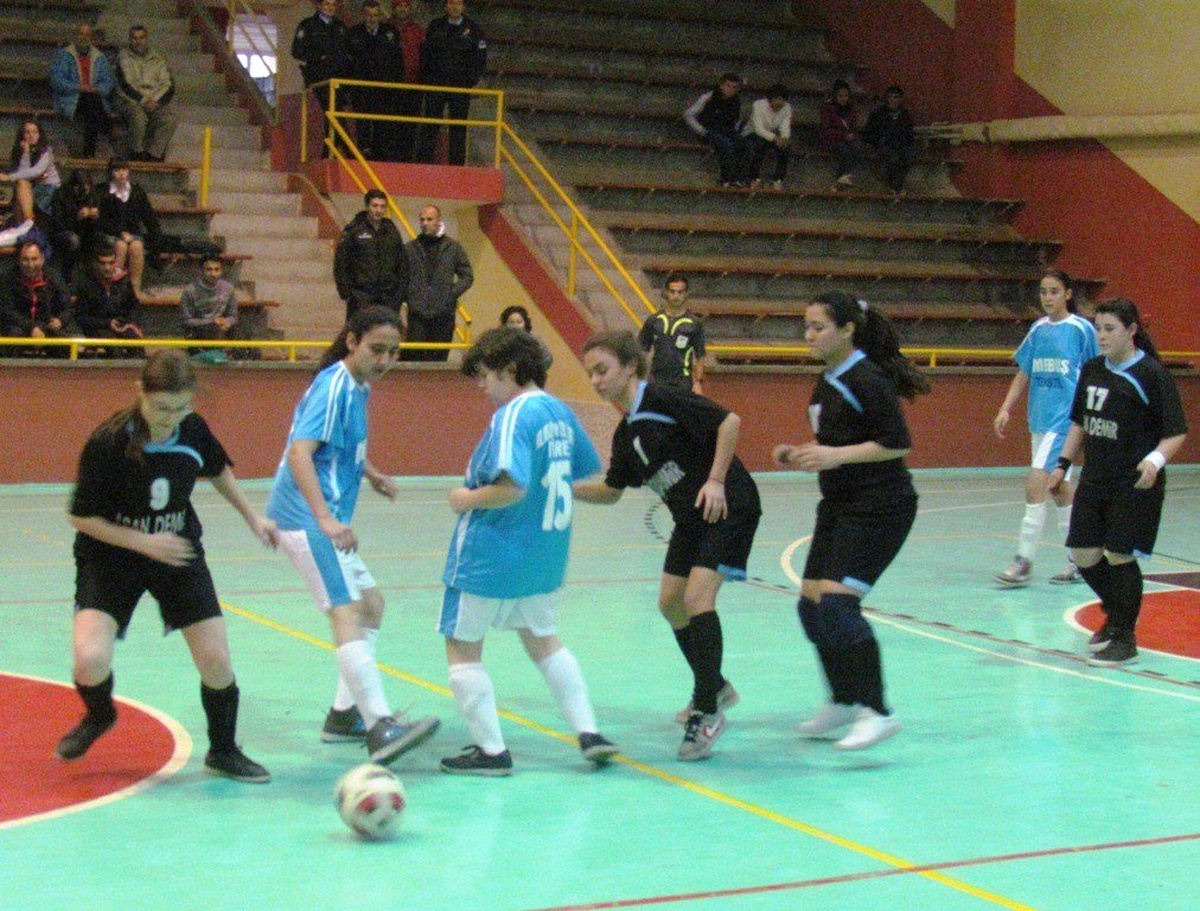Kız Öğrencilerin Renkli Futsal Mücadelesi