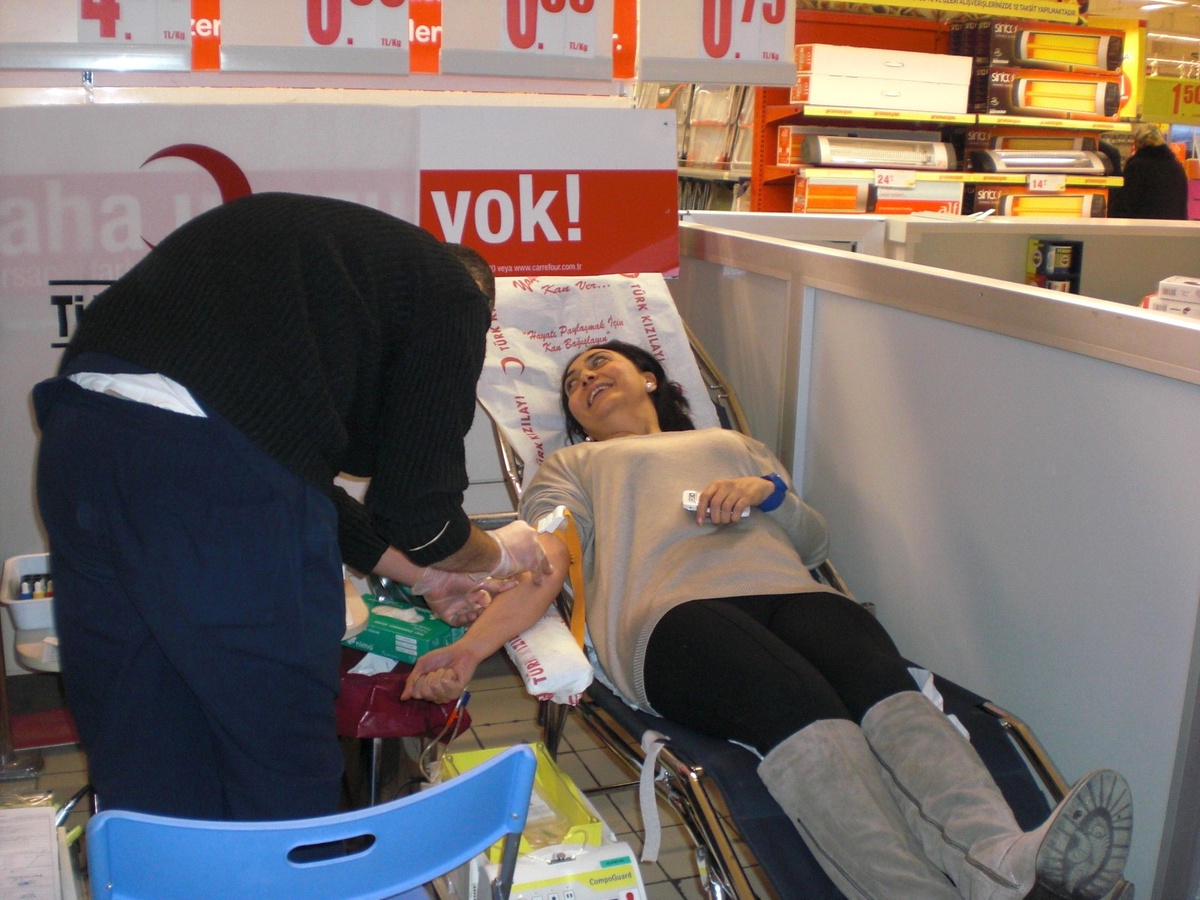 Kızılay Sakarya Kan Merkezi Avm\'de Kan Bağışı Kampanyası Düzenledi